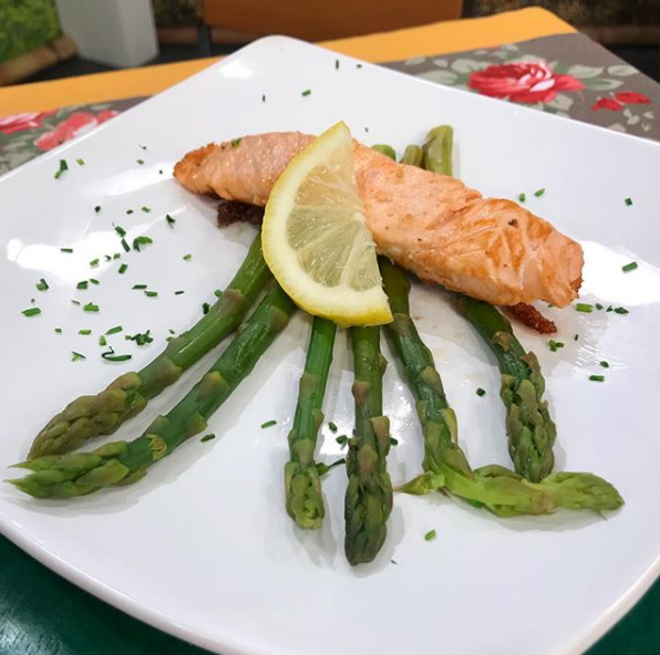 Salmão grelhado com aspargos