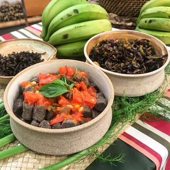 Nhoque de banana verde e caponata de casca de banana