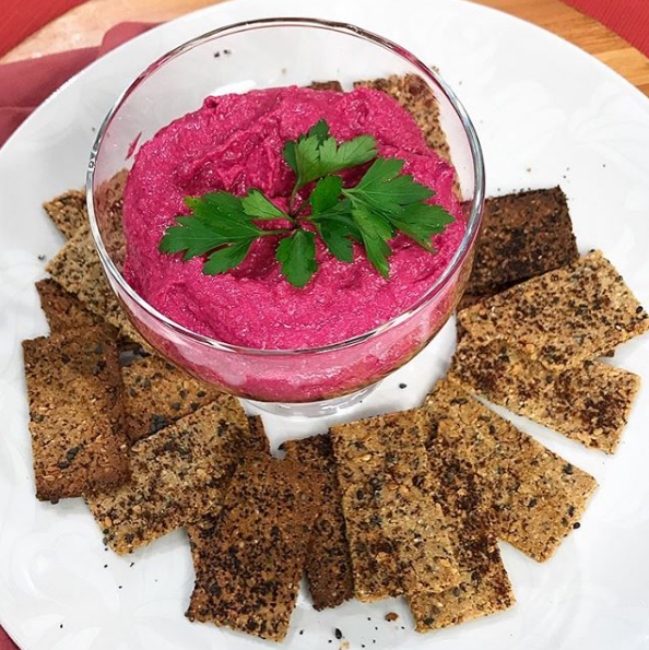Crackers e patê de tofu com beterraba