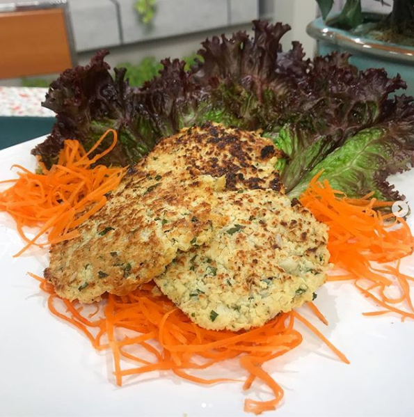 Hambúrguer de couve-flor e molho de alho