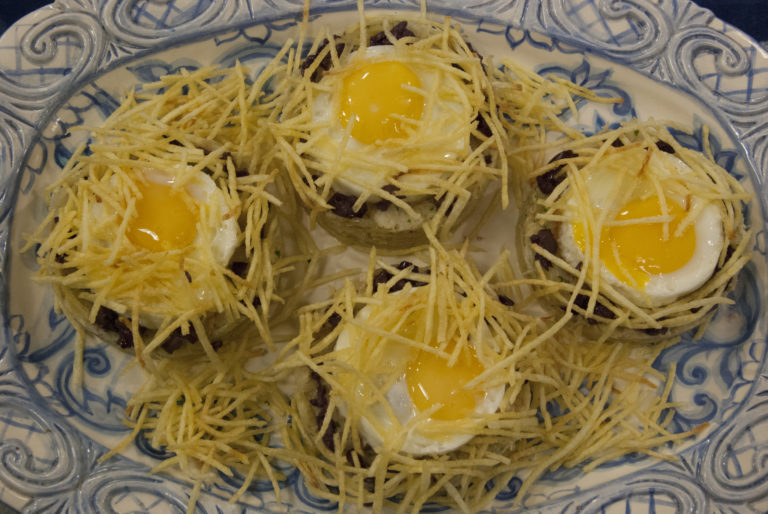 Frigideira de camarão, bacalhau à Brás e pastel de nata