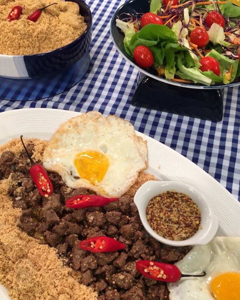 Picadinho de Carne com Farofa de Banana