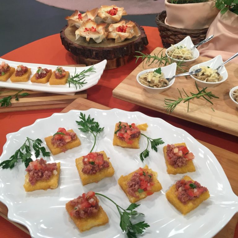 Crostini de polenta com linguiça e vinagrete