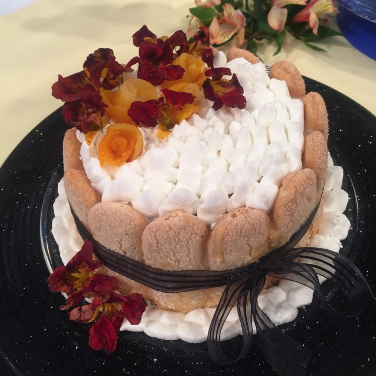 Charlotte de doce de leite com damascos e macadâmias