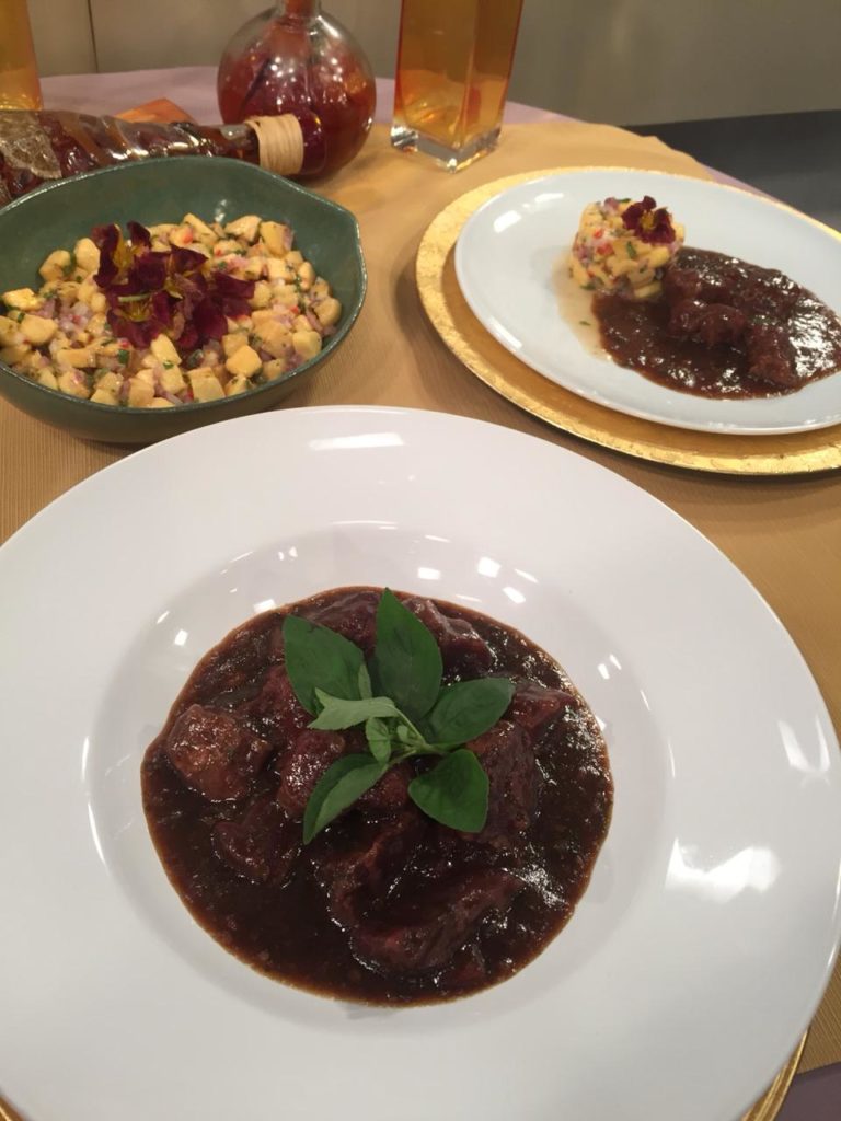 Ensopado de músculo com tartar de banana da terra