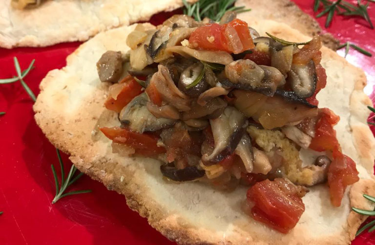Crostata de inhame com antepasto de cogumelos e vegetais