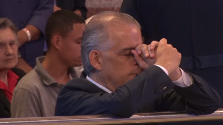 França vai à missa e reforça neutralidade a candidatos à presidência