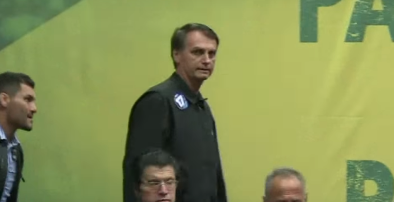 Nas redes sociais, Bolsonaro chama adversário de pau mandado