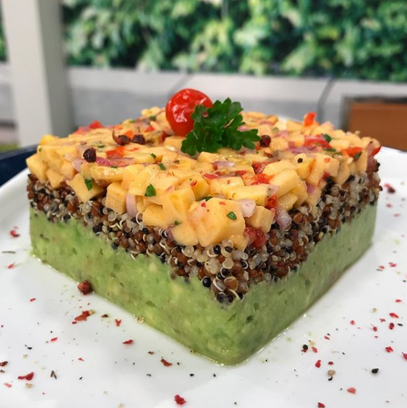 Terrine de quinoa e avocado com tartar de banana a terra