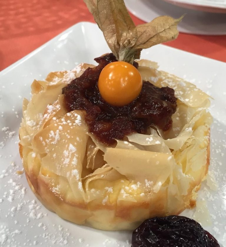 Torta cremosa de Ricota com calda de ameixa