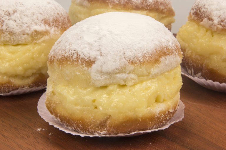 Sonhos recheados com creme de laranja