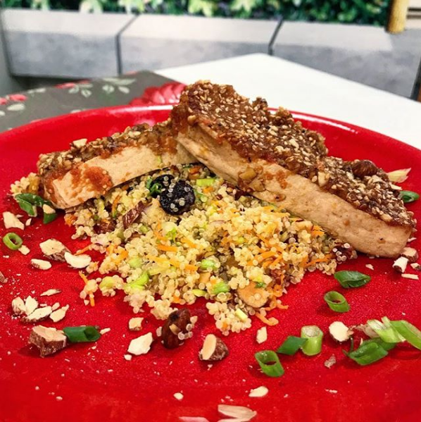 Tofu assado vegano e salada de quinoa com frutas secas