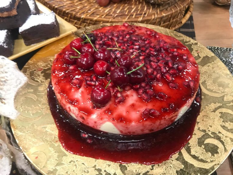 Cheesecake de brownie com geleia de romã