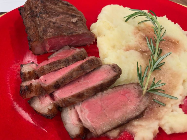 Bife de tira com purê de batata
