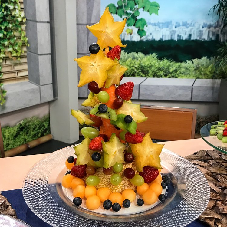 Guirlandas e árvores natalinas feitas com frutas e legumes