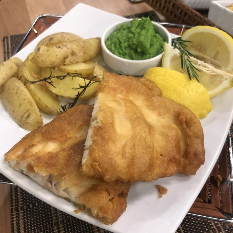 Fish and chips e purê inglês