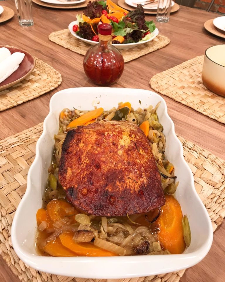 Pancetta assada com purê de banana