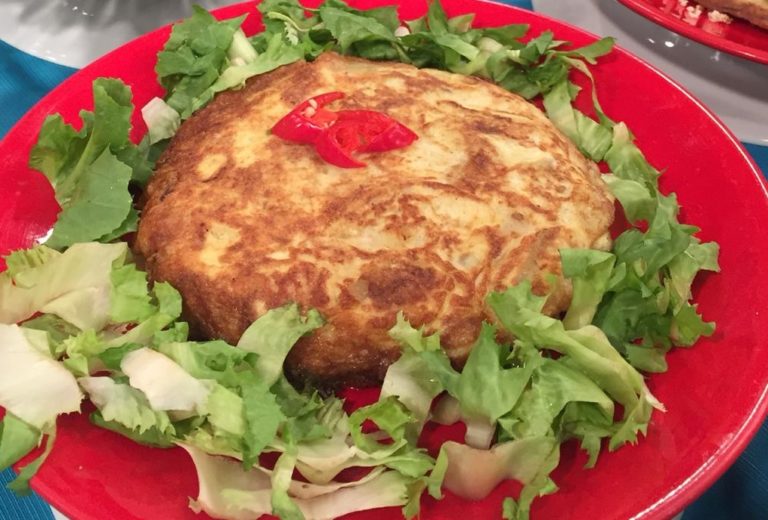 Tortilha de Batata Espanhola e Farofa de Alho