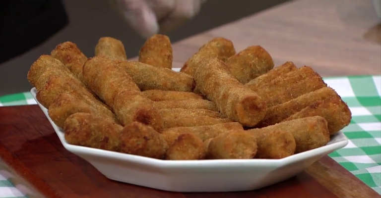 Bolinho de carne-seca com mandioca