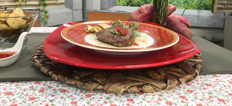 Medalhão de lagarto com geleia de pimenta e chips de batata-doce assada