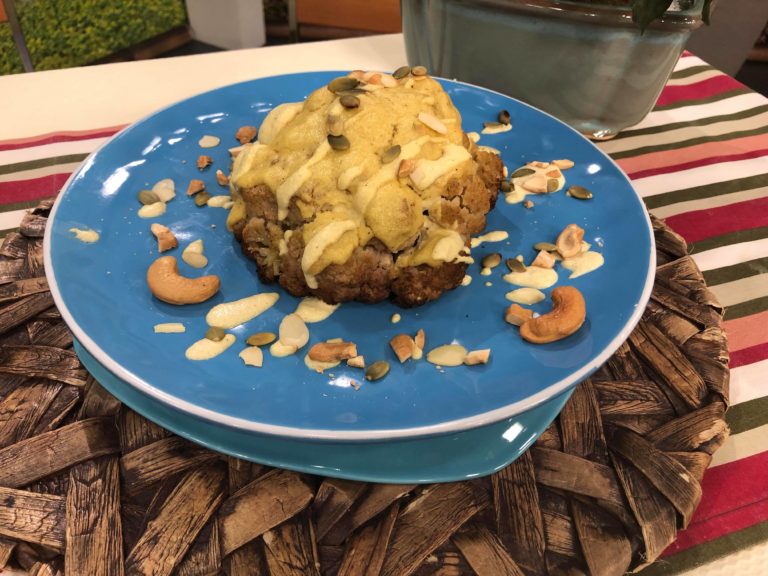 Couve flor inteira assada com molho de castanha e tahine