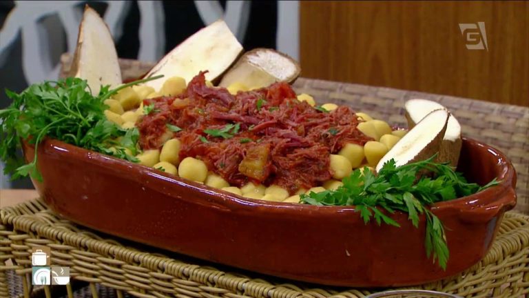 Nhoque de mandioca com molho de carne seca