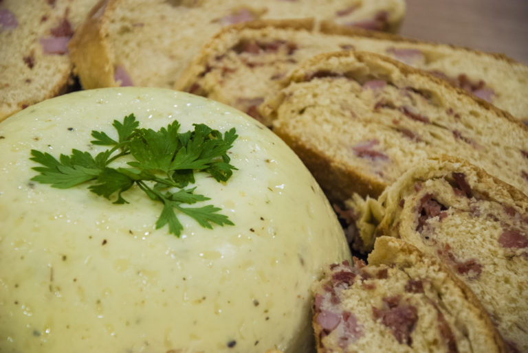 Pão Folar e Requeijão de Corte