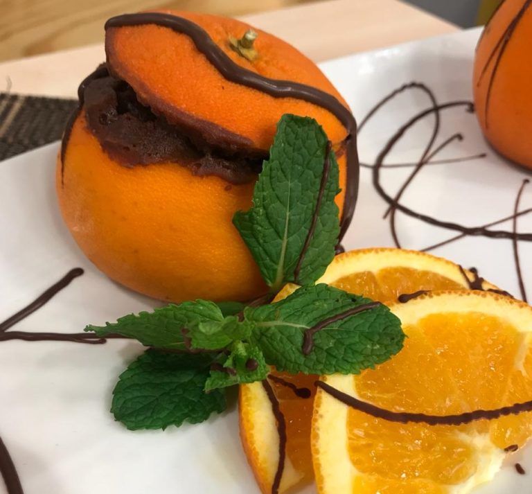 Bolo de chocolate na casca de Laranja
