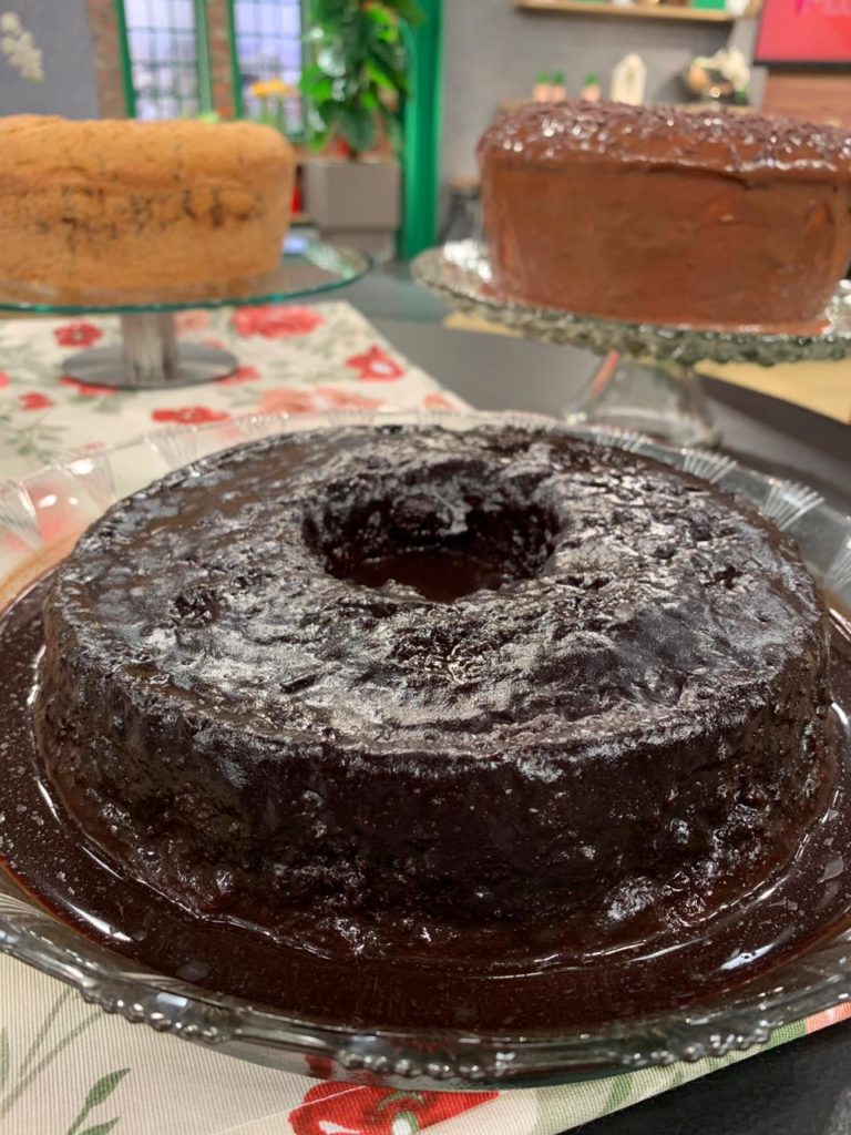 Bolo cozido na calda de chocolate