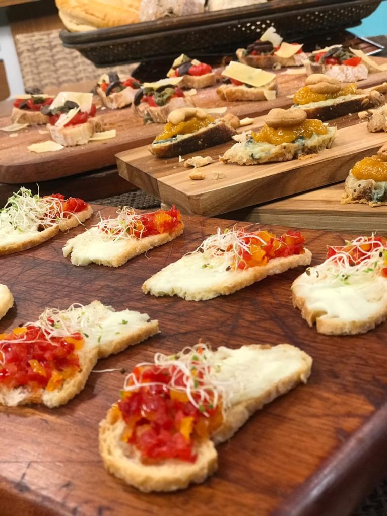 Bruschettas: Pizzaiolo, Gorgonzola e Pimentões