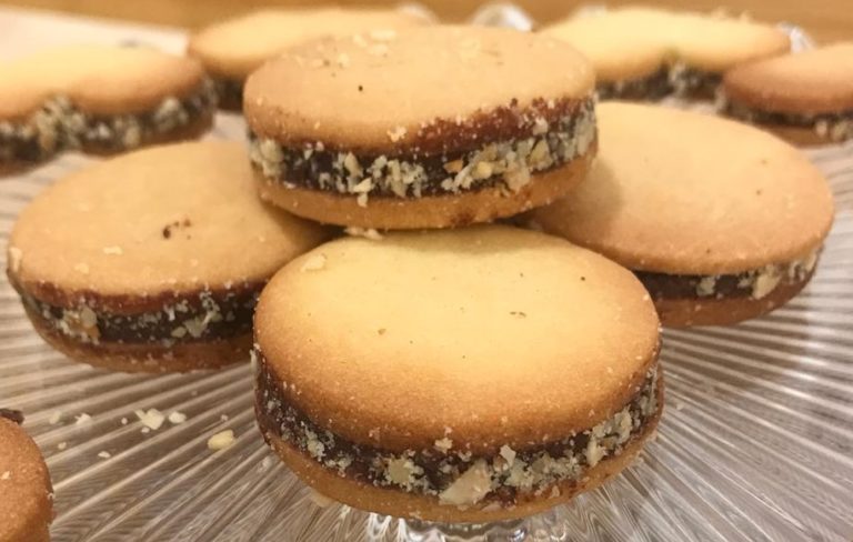 Faça e Venda: Biscoitos Amanteigados com Creme de Avelã