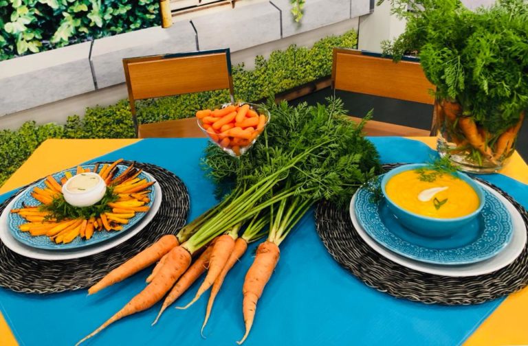 Palitos de cenoura assados com creme de castanha de caju e ervas