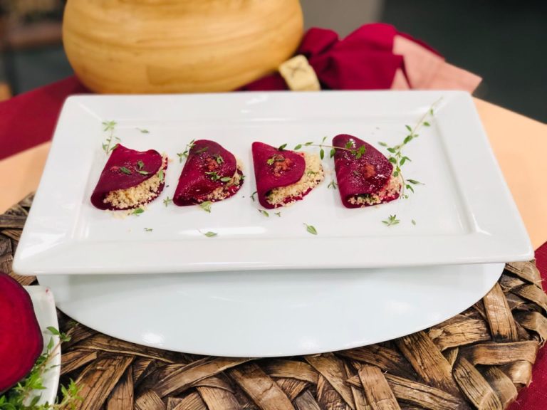 Raviolli de beterraba com recheio de ricota e macadâmia