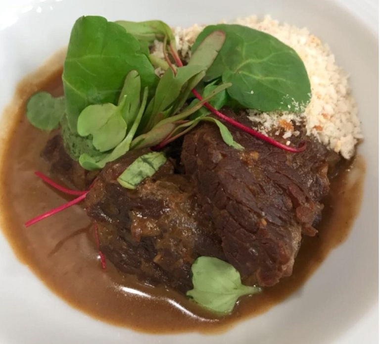 Carne de panela com molho de café e farofa crocante