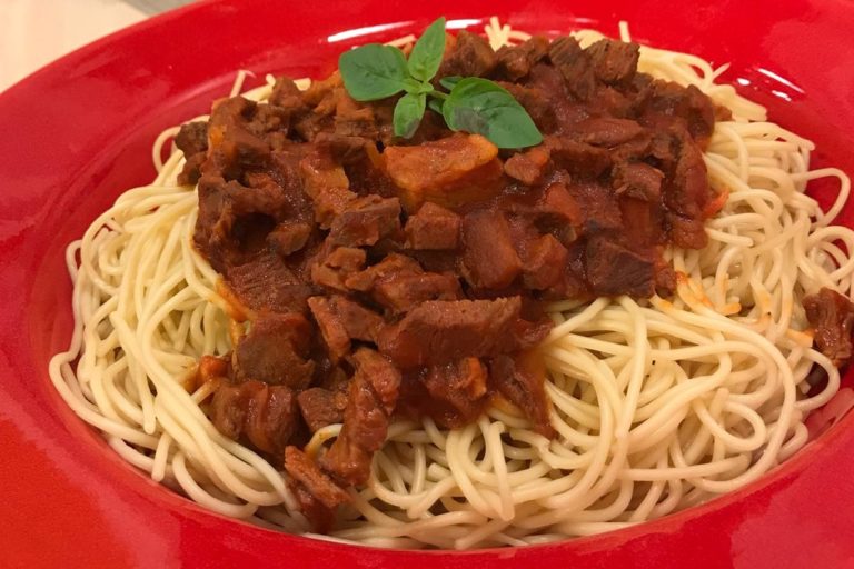 Espaguete ao ragu de churrasqueiro