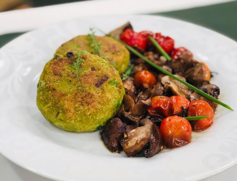 Hambúrguer de ervilha e cogumelos assados com tomate