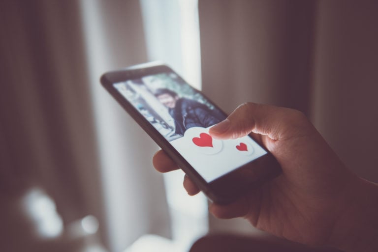 Aplicativos de namoro dão certo? Quais os cuidados necessários?
