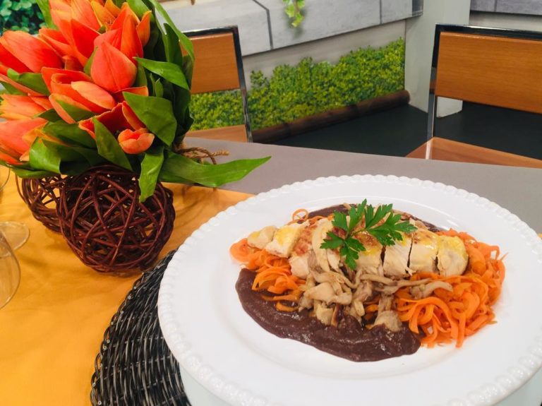 Frango com spaghetti de cenoura e creme de cogumelos