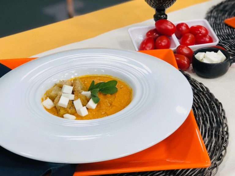 Creme de legumes assados com queijo feta e crouton de alho