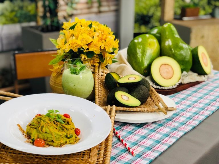 Suco de abacate com leite de coco, limão e hortelã + Espaguete de abóbora com pesto de abacate com manjericão