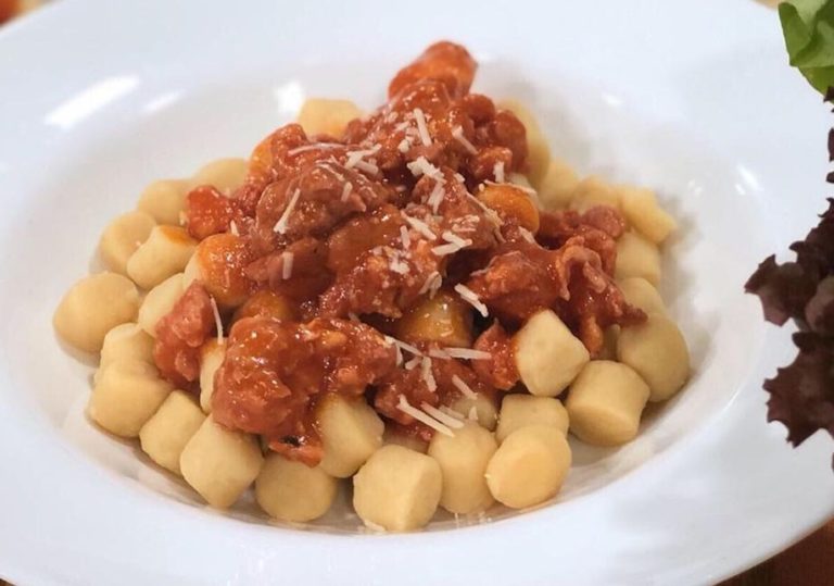 Nhoque ao molho de linguiça