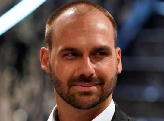 Imagem de capa representando o destaque: Eduardo Bolsonaro é demitido da Polícia Federal por abandono de cargo
