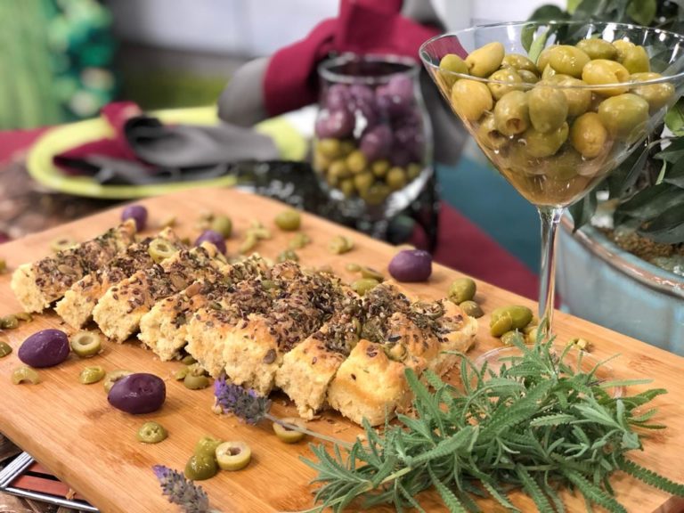 Bolo salgado saudável com azeitonas