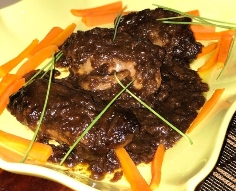 Sobrecoxa ao molho de cerveja preta