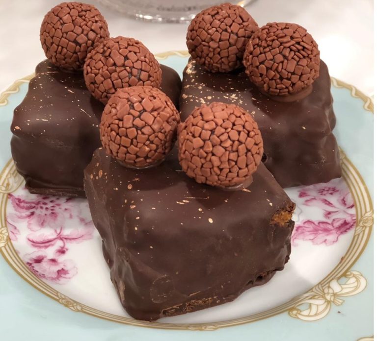 Quadradinho de bolo de cenoura com brigadeiro