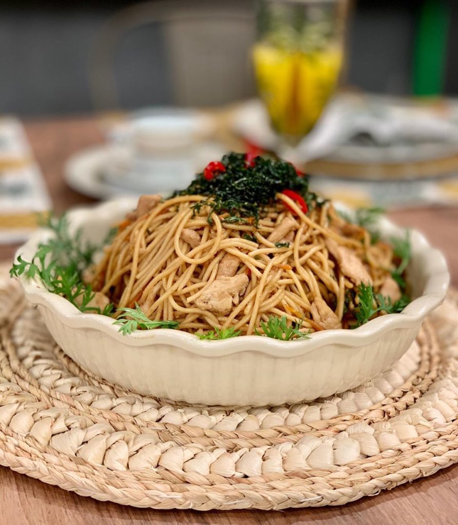 Yakisoba de frango com branco de melancia e ramas de cenoura