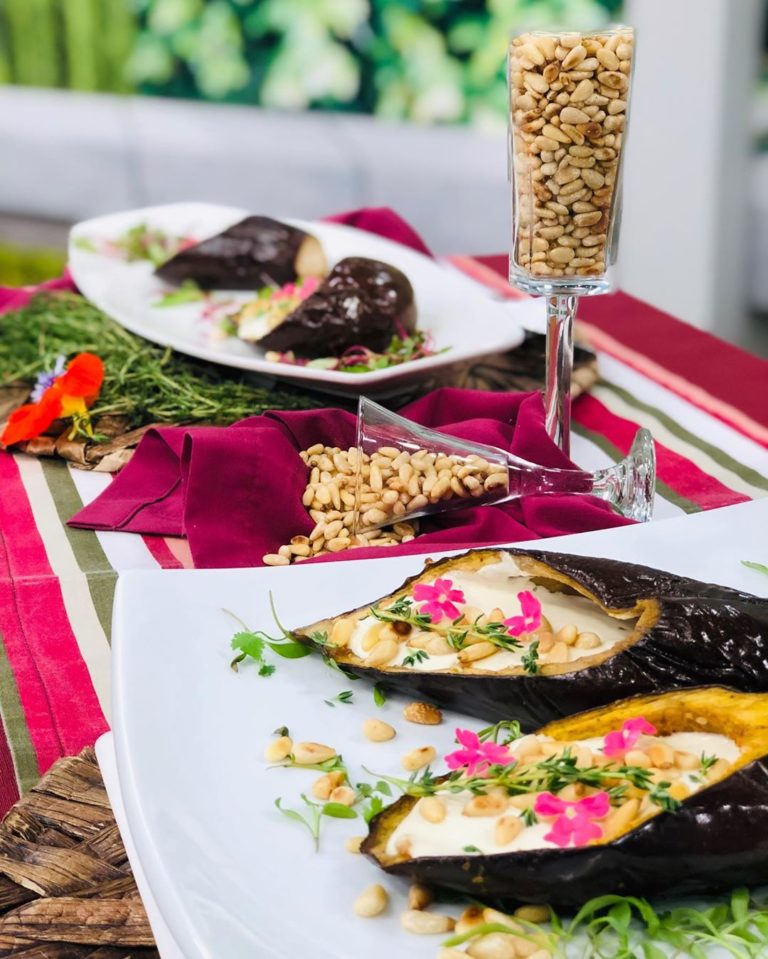 Berinjela recheada com sour cream vegano e pinoles tostados