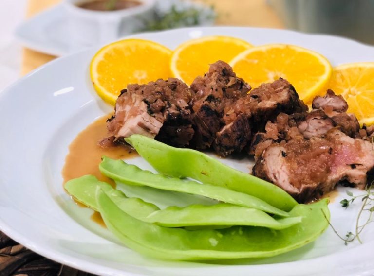 Lombo suíno ao molho de laranja e vinho do porto + Ervilha torta refogada