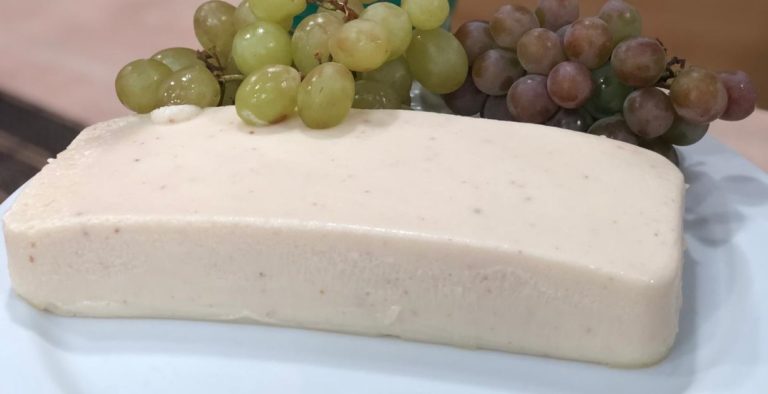 Pudim branco com calda de uva