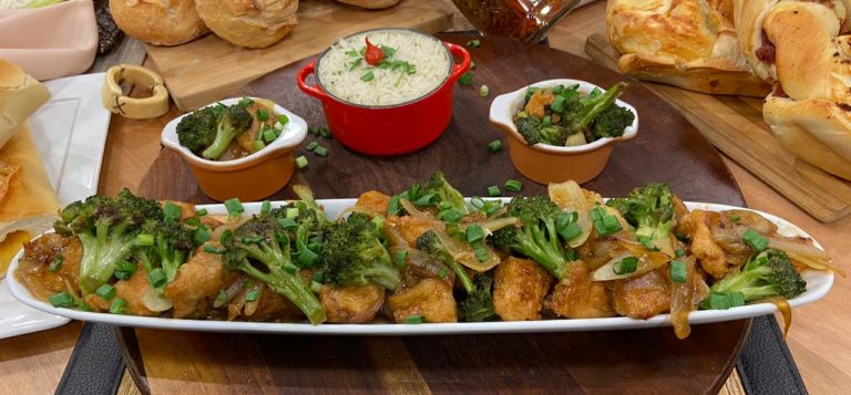 Frango agridoce e pudim de cupuaçu com maracujá